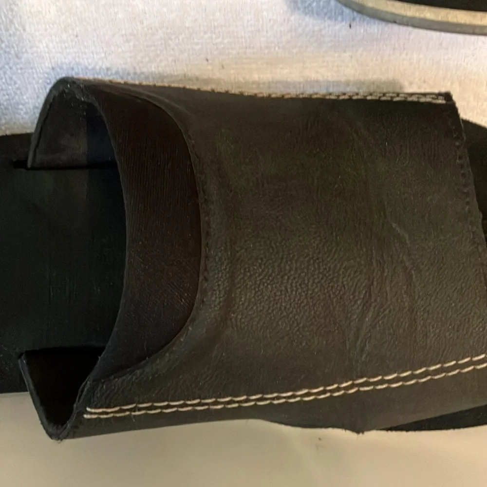 Dockers Black Men’s Faux Leather Slide Sandal Measures 11.5” as no size shown.